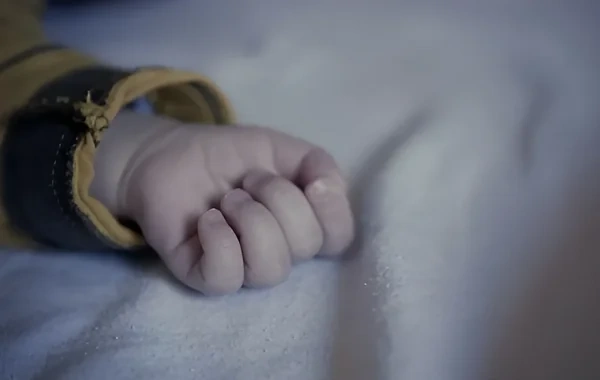 Biləsuvarda nəfəs borusunda qida qalan körpə öldü