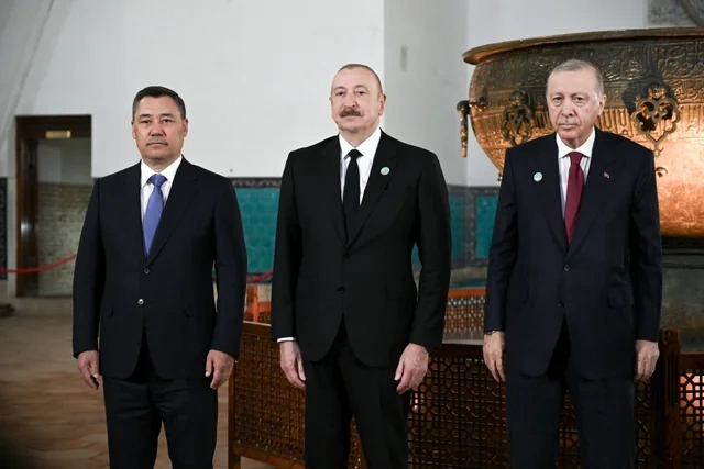 İlham Əliyev və TDT-nin qeyri-rəsmi Zirvə görüşünün digər iştirakçıları Türküstanda bir sıra mədəni məkanlarla tanış olublar - FOTO