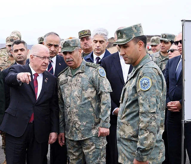 Üç ölkənin müdafiə nazirləri Xocavənddə hərbi texnikaların sərgisinə baxış keçirdilər - Foto/Video