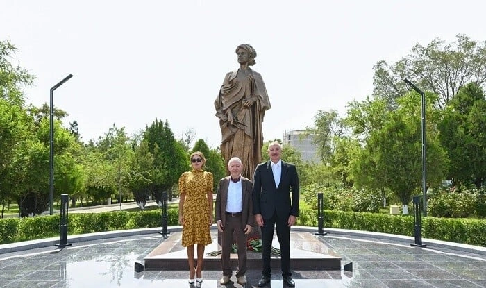 Əcəmi Naxçıvaninin abidəsi açıldı - Foto
