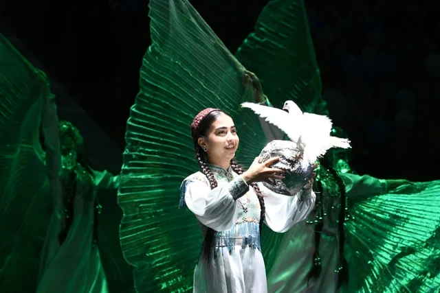 Leyla Əliyeva Arkadağ şəhərində əfsanəvi "Galkynyş" milli atüstü oyunlar qrupunun çıxışını izləyib - Foto