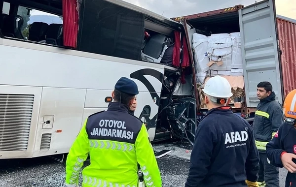 Türkiyədə sərnişin avtobusu yük maşını ilə toqquşub: Ölənlər və yaralananlar var