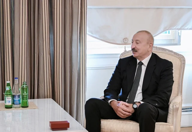 İlham Əliyev Dağıstanın tanınmış ictimai-siyasi xadimi Qurban Qurbanova "Dostluq" ordenini təqdim edib - FOTO