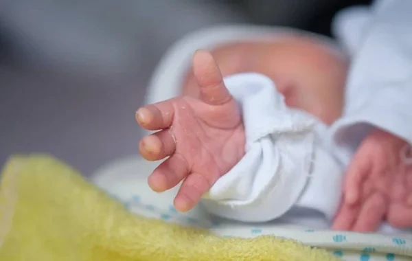 Göyçayda ana pilləkəndən yıxıldı, üçaylıq körpəsi öldü