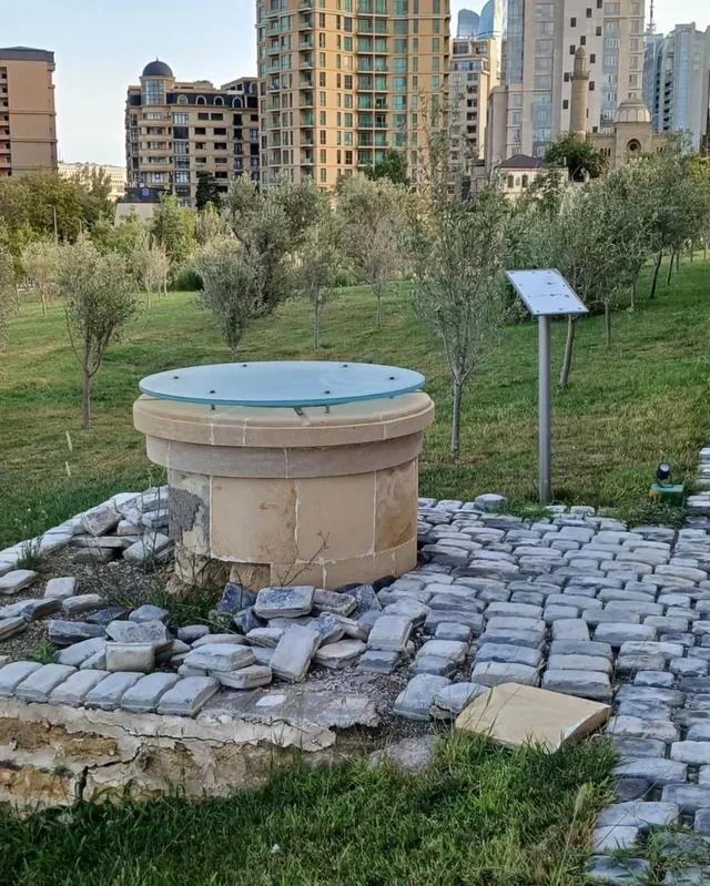 Bakıdakı tarixi abidənin məlumat lövhəsi yayarsız hala salınıb - AÇIQLAMA - FOTO