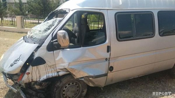 Buzlu yol Salyanda ağır qəzaya səbəb oldu - Video