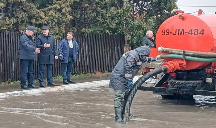Bakıda icra başçıları su basan ərazilərdə - Foto