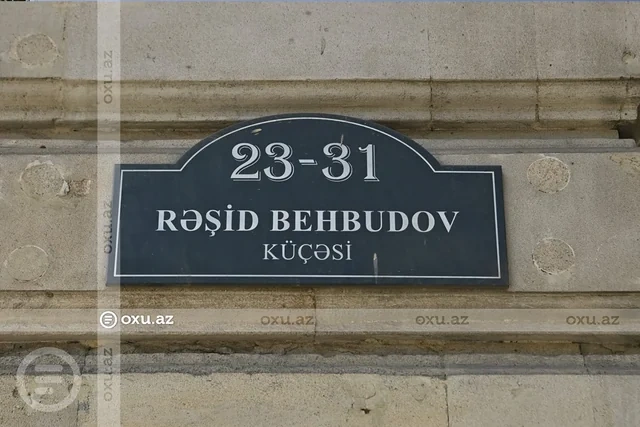 Bakının mərkəzində eyvanın bir hissəsi uçdu - FOTO