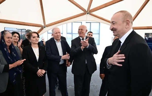 Prezident İlham Əliyevin sakinlərlə səmimi dialoqu - VİDEO