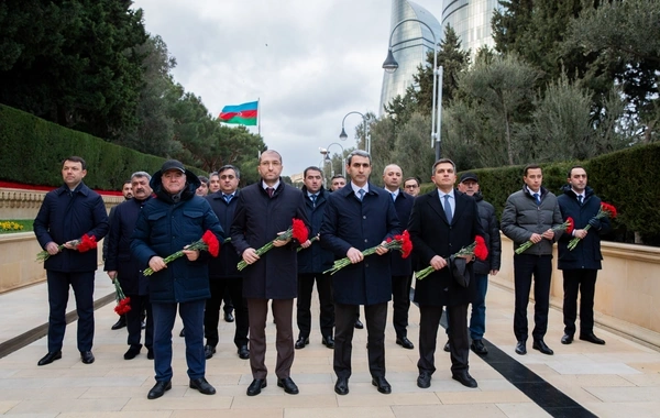 Bir sıra dövlət və hökumət rəsmiləri Şəhidlər xiyabanını ziyarət ediblər