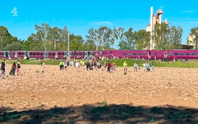 Böyük Britaniyada iki sərnişin qatarı toqquşub, yaralananlar var - VİDEO