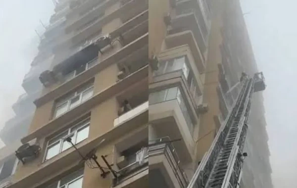 Bakıda yaşayış binasında YANĞIN baş verib - VİDEO