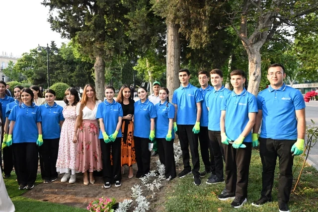 Leyla və Arzu Əliyevalar Bakı Bulvarında mövsümi güllərin əkilməsi aksiyasında iştirak ediblər - FOTO