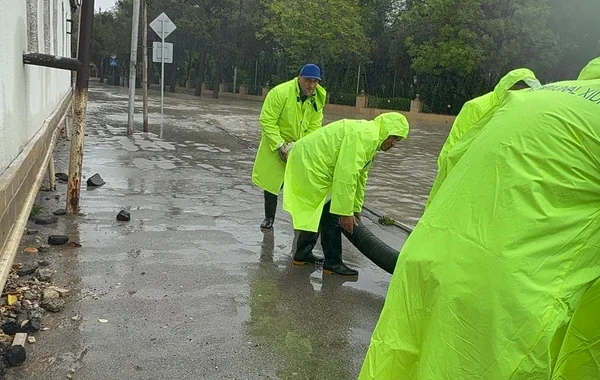 Normanı dəfələrlə üstələyən yağıntının fəsadları aradan qaldırılır - FOTO