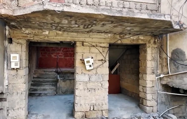 Bakıda yarımçıq tikilidə yeddi ailənin təhlükəli HƏYATI - VİDEO