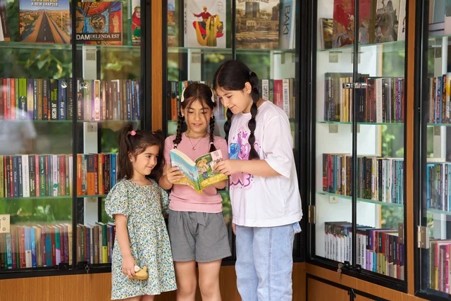 Şuşanın mərkəzində günəş enerjisi ilə işləyən "Kitab dayanacağı" istifadəyə verildi