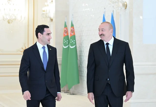 İlham Əliyev Sərdar Berdiməhəmmədovu Bakıda qarşıladı - FOTO