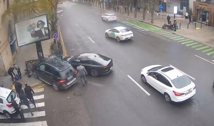 Bakıda sürücülər arasında gərginlik qəzaya səbəb oldu - Video