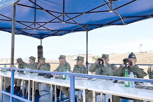 Kərim Vəliyev dənizçiləri izləməyə gəldi: Xəzərdə döyüş atışlı taktiki təlim keçirilir - FOTO