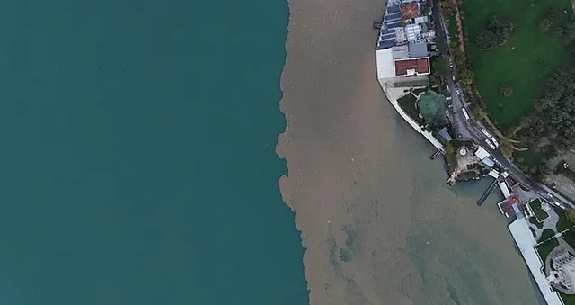 Türkiyə paytaxtında güclü yağışlar: İstanbul boğazının rəngi dəyişdi - Foto/Video