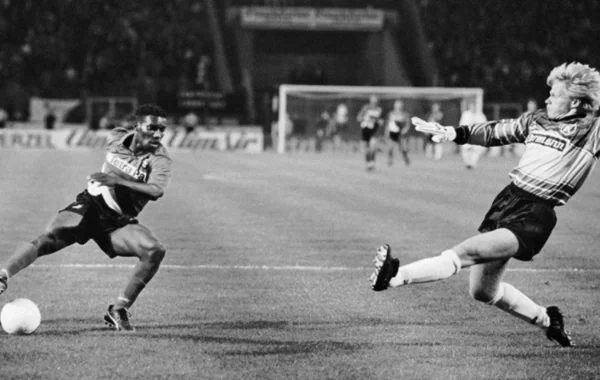 İdmandan kənar: Təsadüfən futbol sehrbazı olan əfsanəvi "10 nömrə" - Video