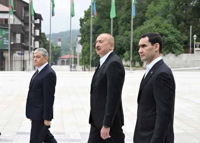 Prezidentlər Şuşada Azərbaycanın tanınmış şəxsiyyətlərinin işğal dövründə güllələnmiş büstlərinə baxıblar - FOTO