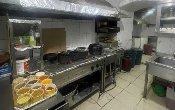 Bakıdakı "Dehli"də ürəkbulandıran mənzərə: Müəssisənin fəaliyyəti dayandırıldı - FOTO