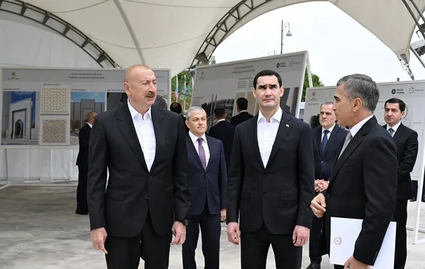Azərbaycan və Türkmənistan prezidentləri Şuşa məscidində tikinti işlərinin gedişi ilə tanış olublar - FOTO