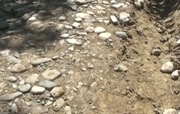 Quba sakinlərinin yol problemi: "Xəstə anamı 5 nəfərlə qucağımıza alıb apardıq" - VİDEO