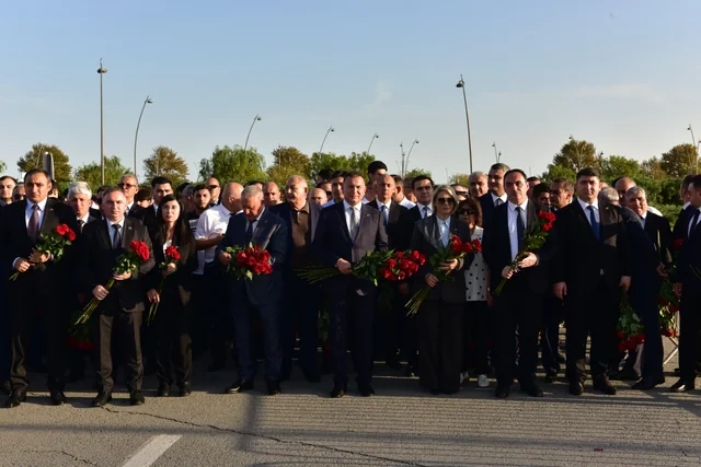 Azərbaycan Həmkarlar İttifaqları Konfederasiyasının, üzv və tabe təşkilatların kollektivləri Zəfər parkını ziyarət ediblər - FOTO