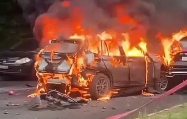 Rusiyada hərəkətdə olan avtomobil partladıldı: Sürücü həlak oldu - FOTO - VİDEO