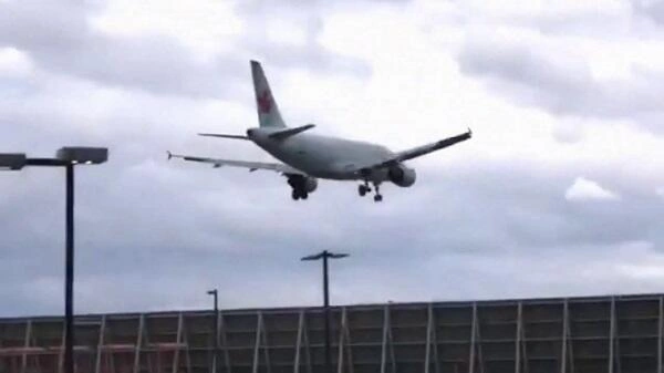 İranda qorxulu anlar: Təyyarə havada parçalandı - Video