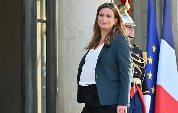 Fransada prezidentliyə namizəd Makronla görüşdən az sonra uşaq doğdu - FOTO