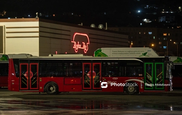 "Bir manat veririk, ayaq üstə gedirik" - Sərnişinlər avtobus çatışmazlığından gileylənirlər