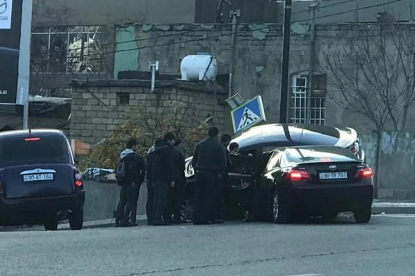 "Hunday" yolun kənarında dayanmış UAZ-a çırpıldı: ölən var