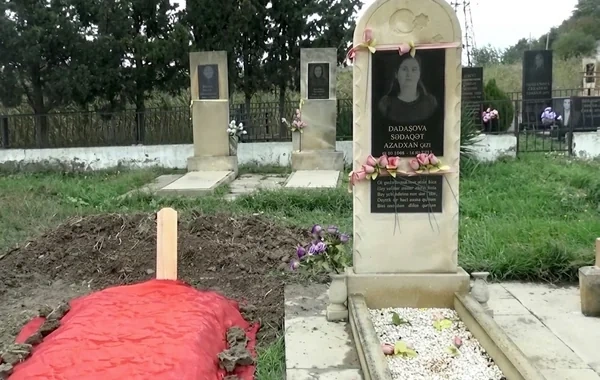 Məktəbdə yıxılaraq həyatını itirən şagird anasının məzarının yanında torpağa tapşırıldı - Foto