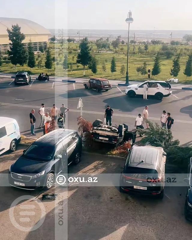 Sumqayıt bulvarında BMW park edilmiş üç maşına çırpılıb aşdı - FOTO - VİDEO