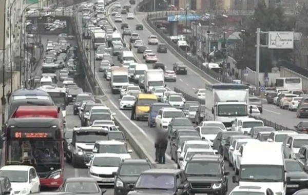 Bakı-Sumqayıt yolunda böyük tıxac: "Düz bir saat 45 dəqiqədir ki, burada qalmışıq"