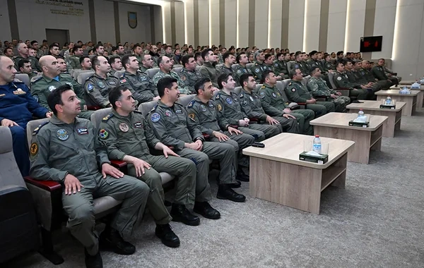 Azərbaycanın hərbi pilotları yeni silah sistemləri ilə tanış olublar - FOTO