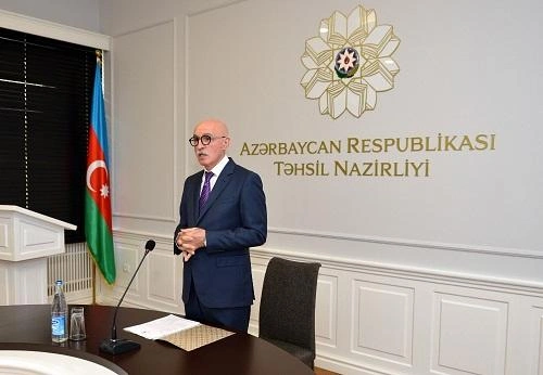 Məktəblərdə 6 şagirdə 1 kompüter düşür