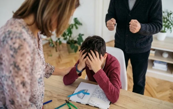 Nəvəsi imtahandan az bal yığdı, acığını gəlindən çıxdı