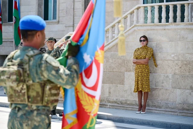 Prezident Əlahiddə Ümumqoşun Orduda yeni yaradılan komando hərbi hissələrinə Döyüş bayraqlarının verilməsi mərasimində iştirak edib - VİDEO