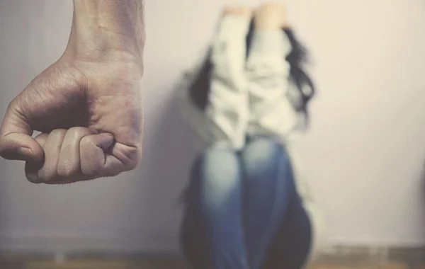 Qayınatasının evində yaşayan kişi arvadını çəliklə döydü