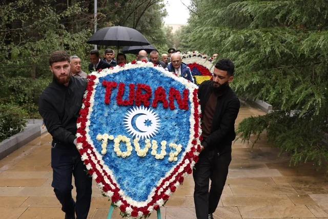 "Fənərbağça" və "Turan Tovuz"un nümayəndələri Heydər Əliyevin məzarını, Şəhidlər xiyabanını ziyarət ediblər - Foto
