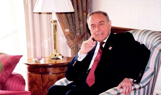 29 il öncə Heydər Əliyev Ağ Evin xatirə kitabına nə yazmışdı?