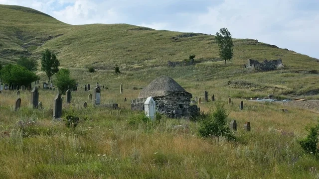 Kəlbəcərdəki qəbiristanlıqlara baxış keçirilib - FOTO