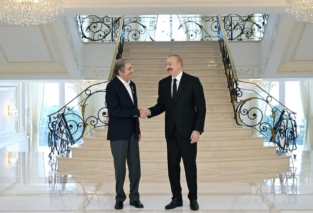 İlham Əliyev Fərhad Xəlilova "İstiqlal" ordenini təqdim edib - Foto