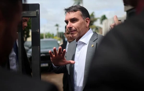 Braziliya prezidenti vəzifəsinə namizəd qadınlara pulsuz smartfon vəd etdi