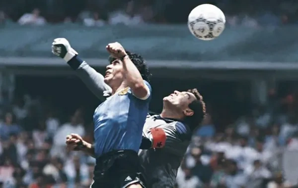 Maradonanın "Tanrının əli" qolunu vurduğu top 3,3 milyon dollara satıldı