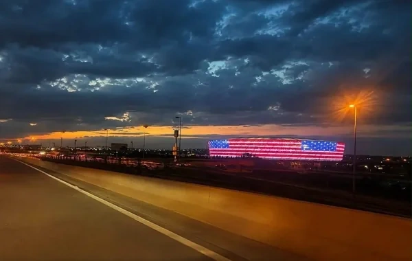 Bakı Olimpiya Stadionu ABŞ bayrağının rəngləri ilə işıqlandırılıb